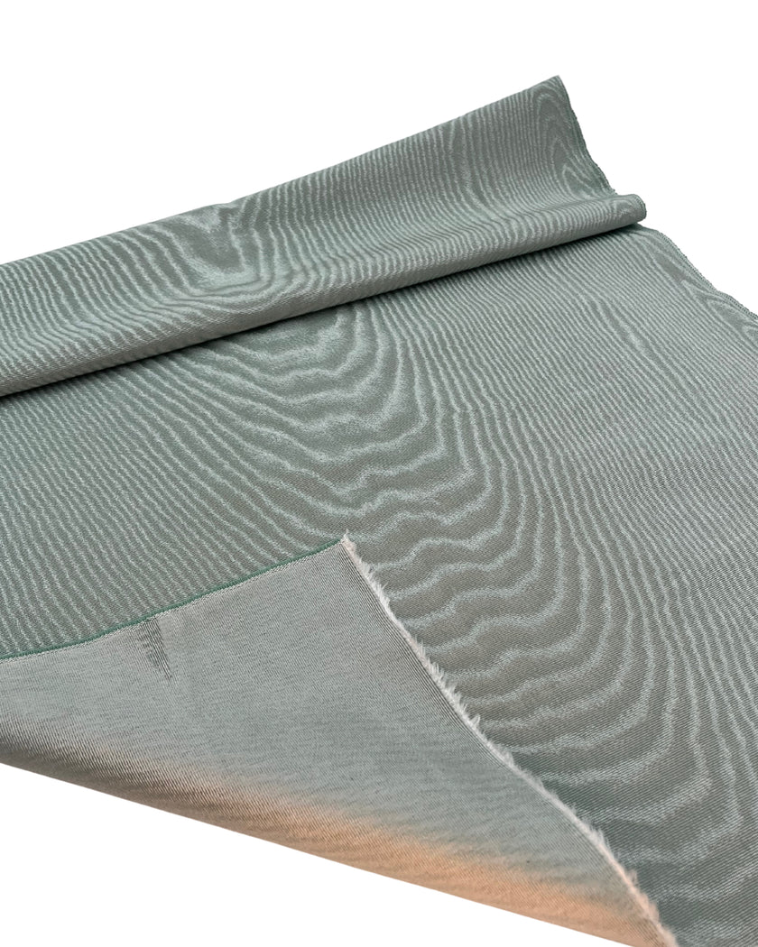 Rembourrage luxueux en soie vert pastel pour tête de lit ottoman, tissus d'intérieur pour textiles de maison : housses d'oreiller, motifs inspirés du kimono, motifs en filigrane.