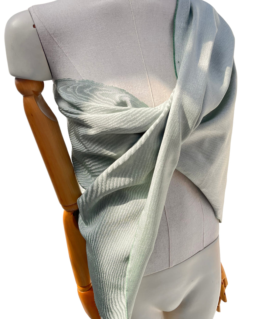 Rembourrage luxueux en soie vert pastel pour tête de lit ottoman, tissus d'intérieur pour textiles de maison : housses d'oreiller, motifs inspirés du kimono, motifs en filigrane.