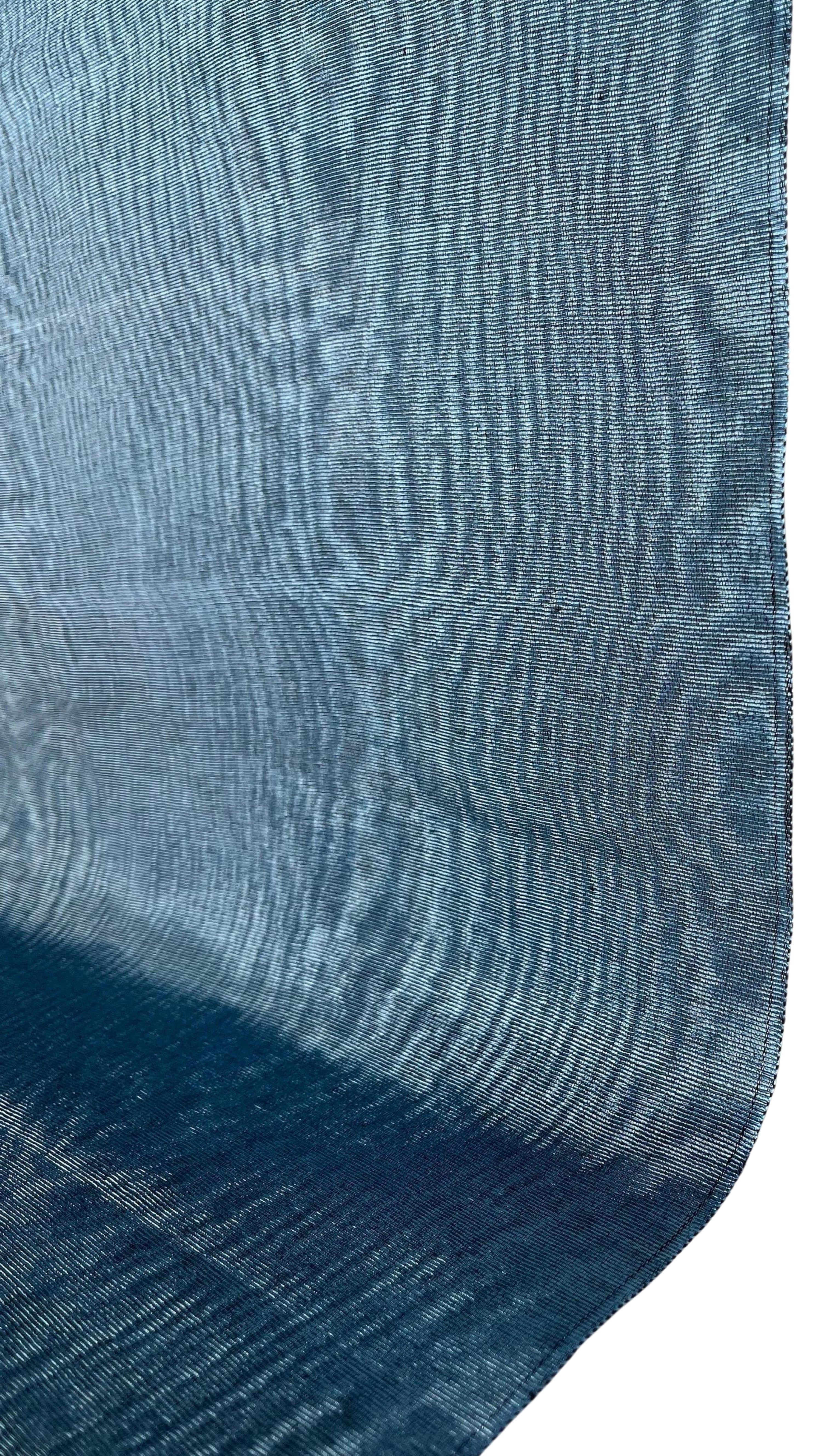 Tapisserie d'ameublement luxueuse en soie bleue pour tête de lit ottomane, tissus d'intérieur pour textiles de maison : housses d'oreiller, motifs inspirés du kimono, motifs en filigrane.