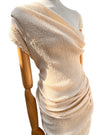 Tissu en coton froissé extensible neutre, surface texturée, coton tissé à la main blanc cassé, coton beige biologique semi-transparent et non blanchi.