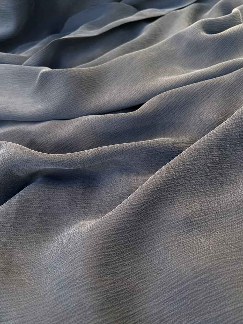 Taşlanmış Gri Kırışık Efekt Saten Saf İpek, Metre Metre İpek, İpek Şifon, Dut İpeği, İpek Metre, Ağır İpek, Lüks İpek Kumaş. 18mm/ 135 cm genişlik.