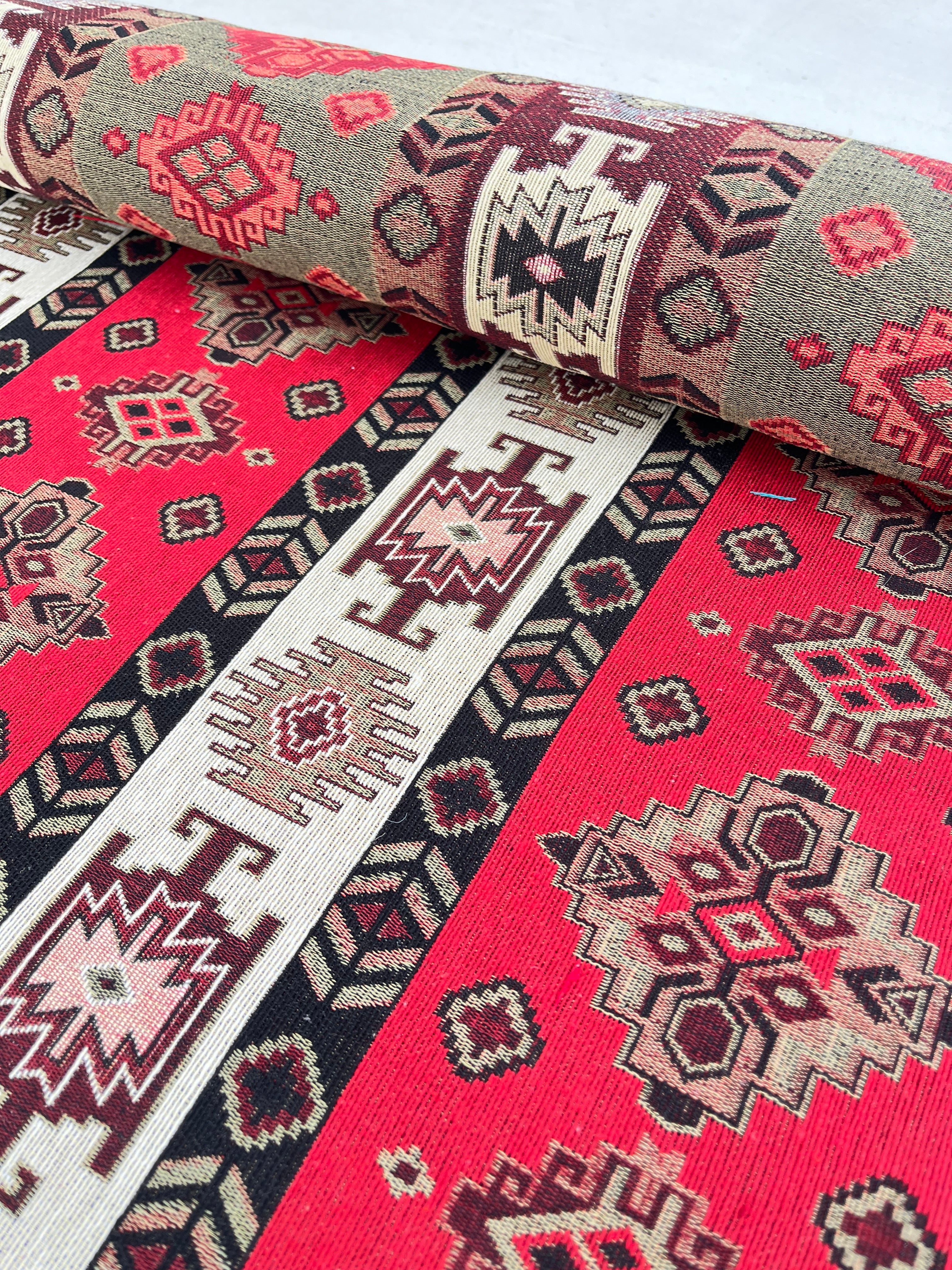 Ağır Gramajlı Kalın Jakarlı Pamuklu Kumaş Metre Başına 400/m2 - Döşemelik Geleneksel Anadolu Etnik Desenli - Döşemelik Kumaşlar. %70 Pamuk %30 Polyester - 140 cm Genişlik. Kilim Dokuma.