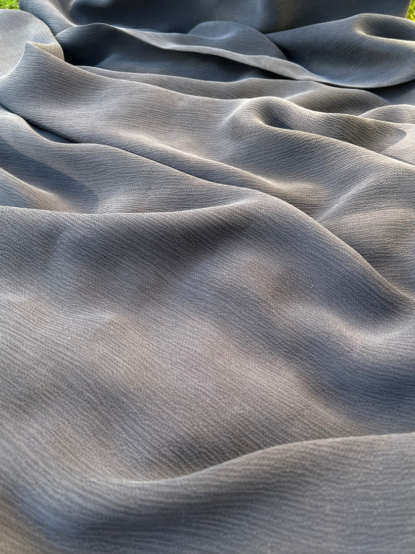 Taşlanmış Gri Kırışık Efekt Saten Saf İpek, Metre Metre İpek, İpek Şifon, Dut İpeği, İpek Metre, Ağır İpek, Lüks İpek Kumaş. 18mm/ 135 cm genişlik.