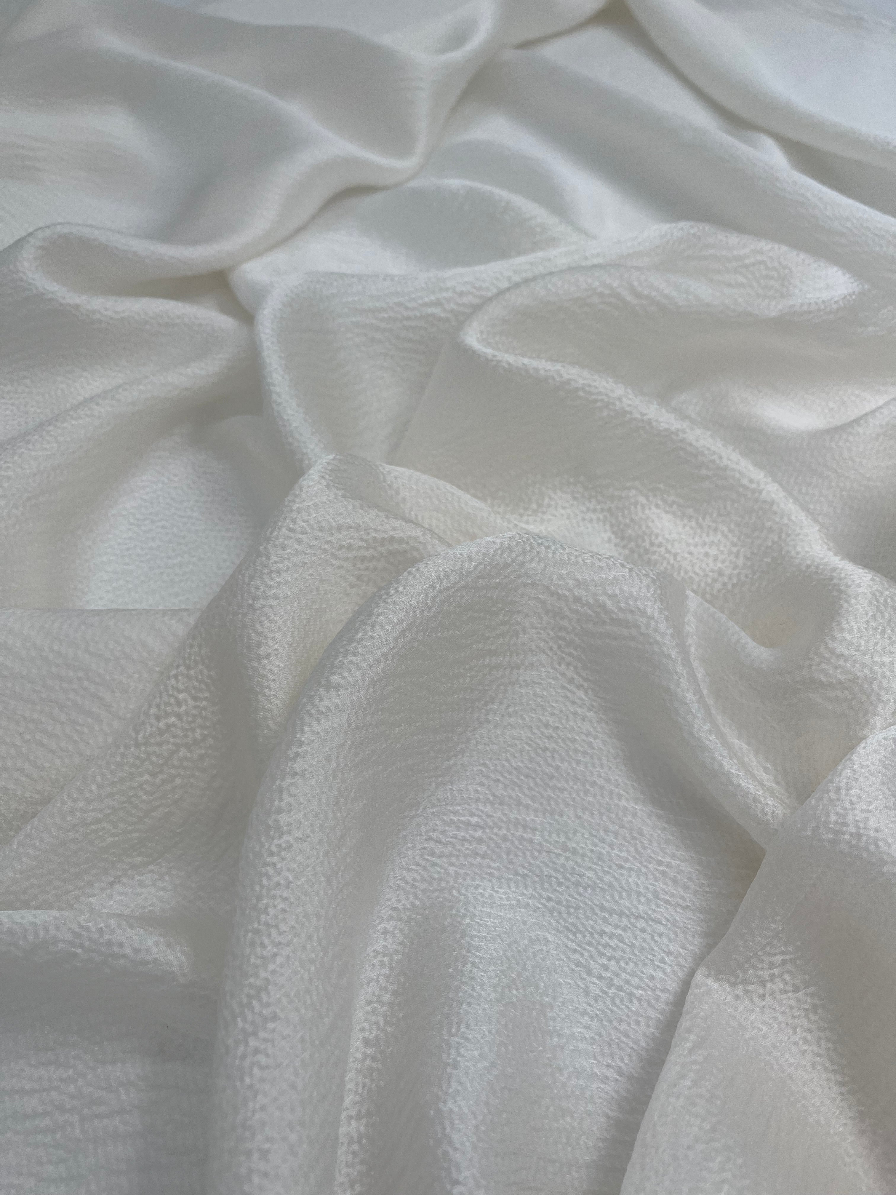 Beyaz Buruşuk Efektli Saten Saf İpek, Metre Metre İpek, İpek Şifon, Dut İpeği, İpek Metre, Ağır İpek, Lüks İpek Kumaş. 18mm/ 135 cm genişlik.