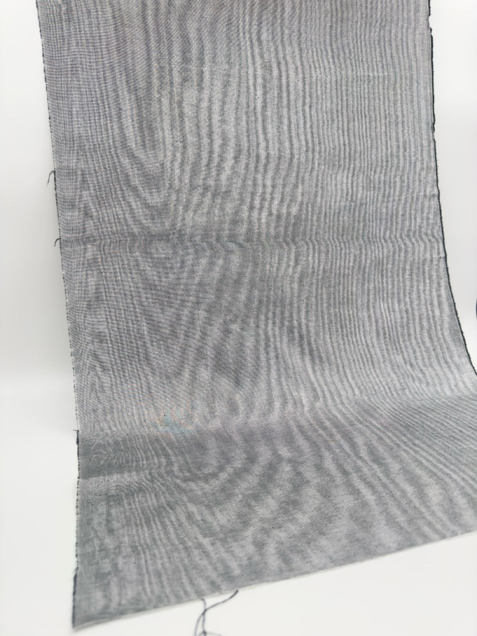 Rembourrage luxueux en soie gris argenté pour tête de lit ottoman, tissus d'intérieur pour textiles de maison : housses d'oreiller, motifs inspirés du kimono, motifs en filigrane.