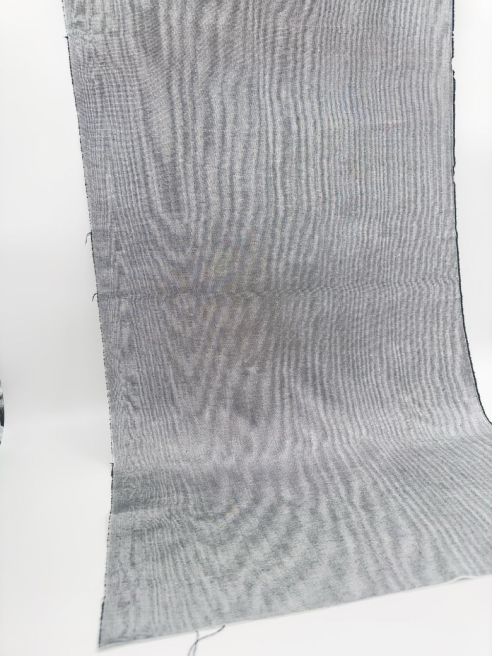 Rembourrage luxueux en soie gris argenté pour tête de lit ottoman, tissus d'intérieur pour textiles de maison : housses d'oreiller, motifs inspirés du kimono, motifs en filigrane.
