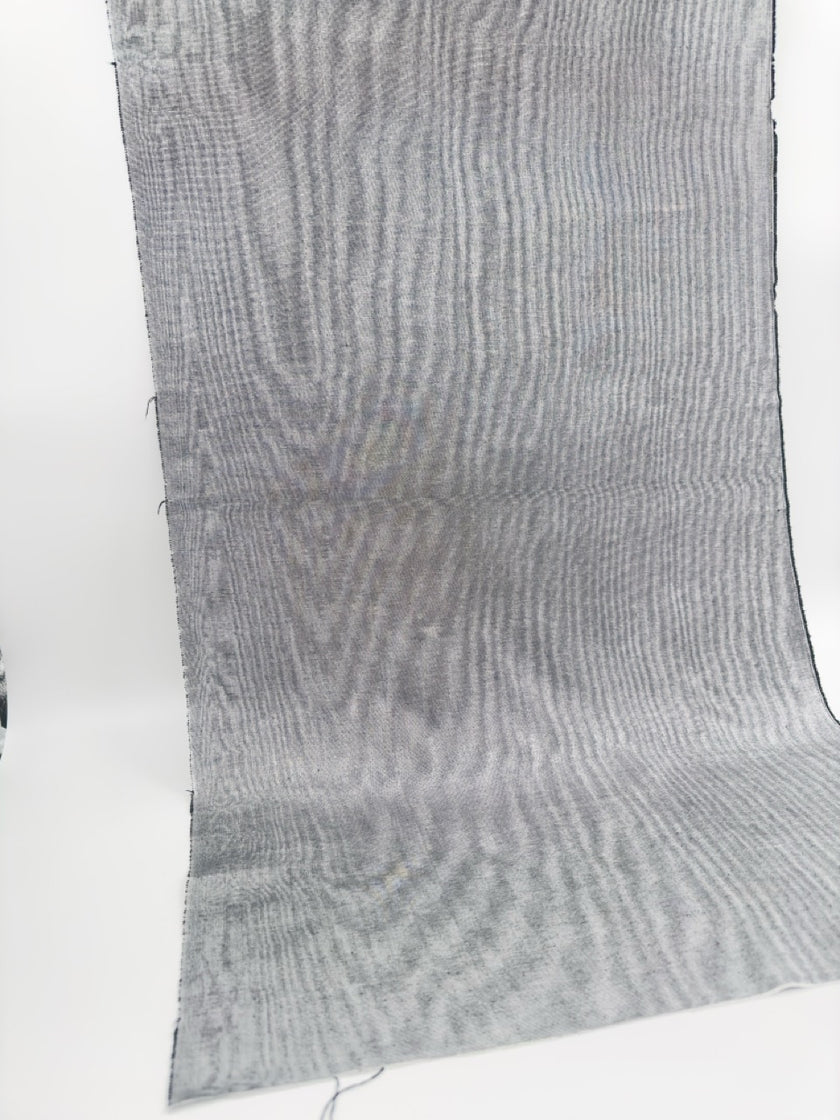 Rembourrage luxueux en soie gris argenté pour tête de lit ottoman, tissus d'intérieur pour textiles de maison : housses d'oreiller, motifs inspirés du kimono, motifs en filigrane.