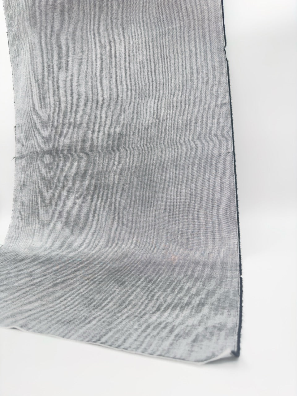 Rembourrage luxueux en soie gris argenté pour tête de lit ottoman, tissus d'intérieur pour textiles de maison : housses d'oreiller, motifs inspirés du kimono, motifs en filigrane.