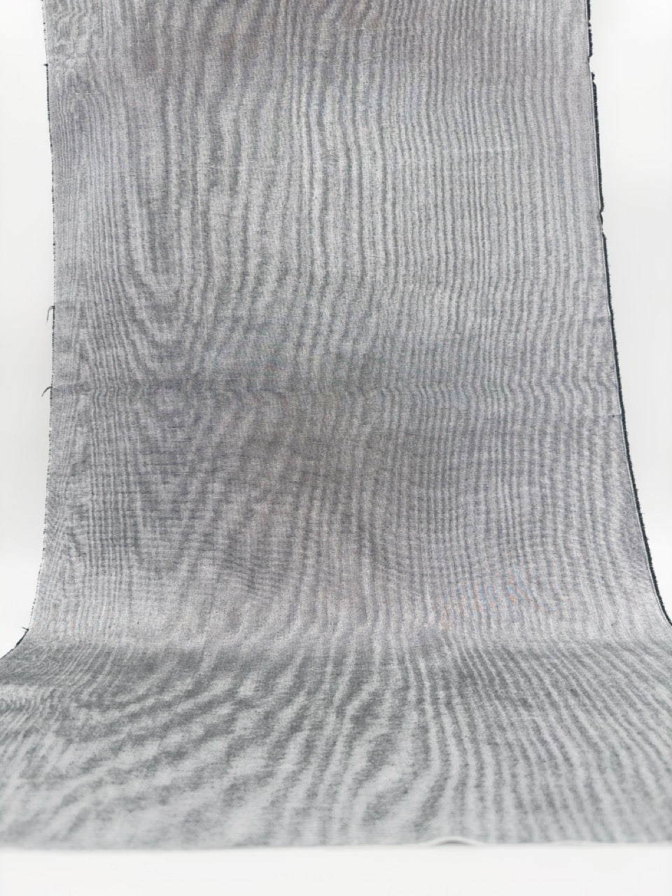 Rembourrage luxueux en soie gris argenté pour tête de lit ottoman, tissus d'intérieur pour textiles de maison : housses d'oreiller, motifs inspirés du kimono, motifs en filigrane.
