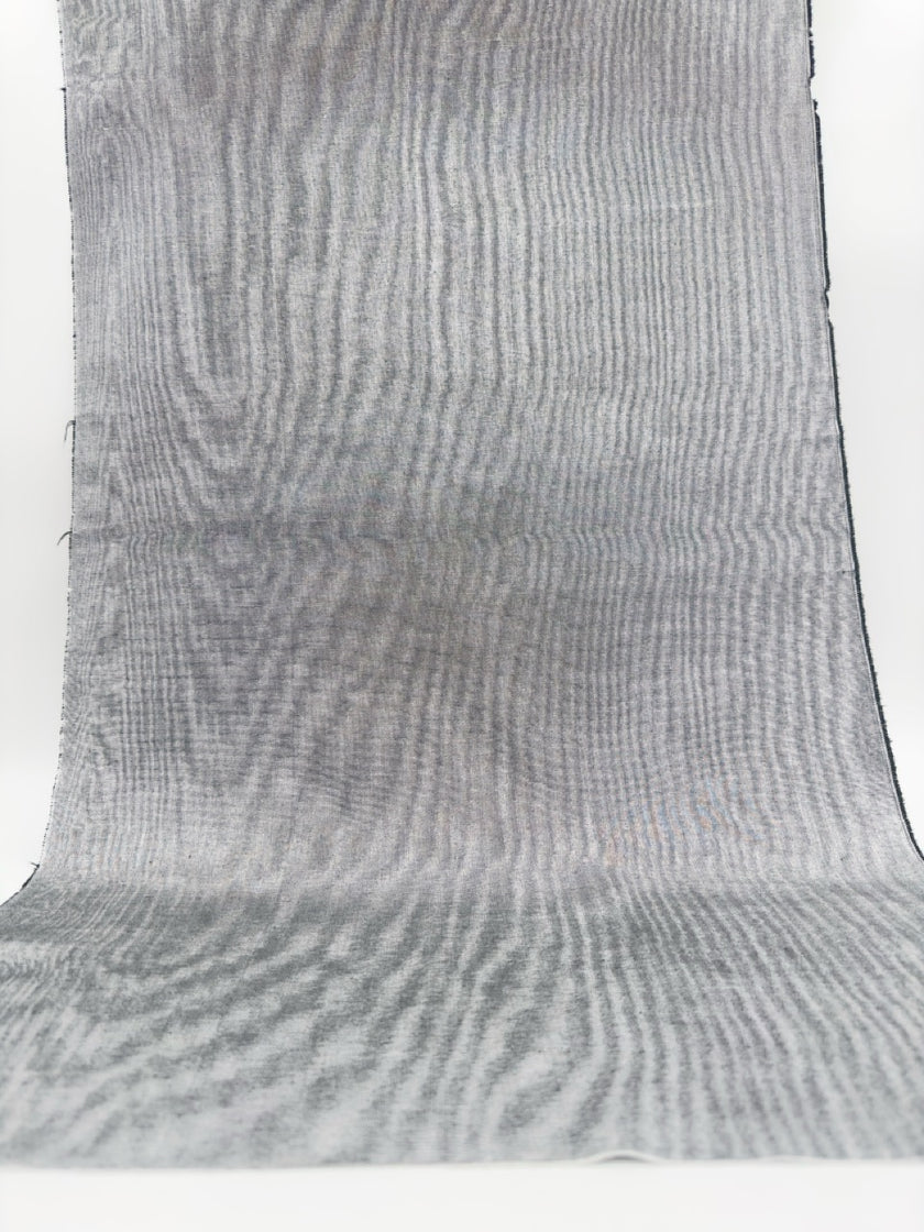 Rembourrage luxueux en soie gris argenté pour tête de lit ottoman, tissus d'intérieur pour textiles de maison : housses d'oreiller, motifs inspirés du kimono, motifs en filigrane.