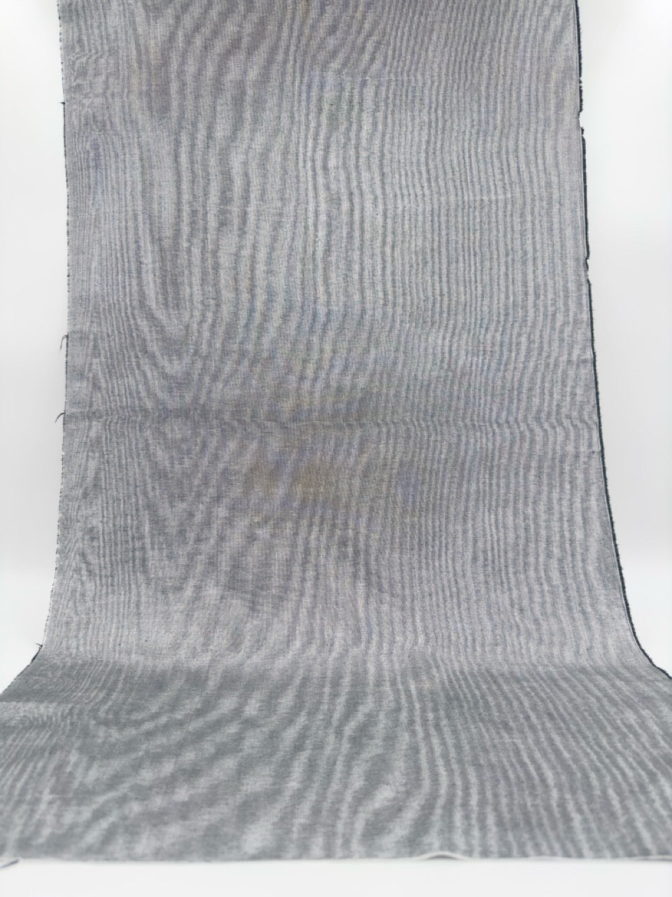 Rembourrage luxueux en soie gris argenté pour tête de lit ottoman, tissus d'intérieur pour textiles de maison : housses d'oreiller, motifs inspirés du kimono, motifs en filigrane.