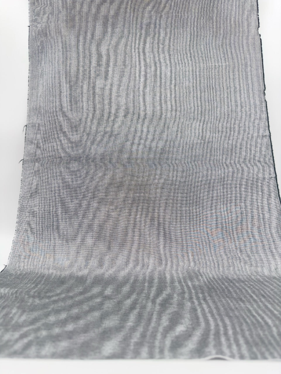 Rembourrage luxueux en soie gris argenté pour tête de lit ottoman, tissus d'intérieur pour textiles de maison : housses d'oreiller, motifs inspirés du kimono, motifs en filigrane.