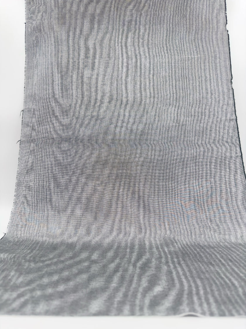 Rembourrage luxueux en soie gris argenté pour tête de lit ottoman, tissus d'intérieur pour textiles de maison : housses d'oreiller, motifs inspirés du kimono, motifs en filigrane.