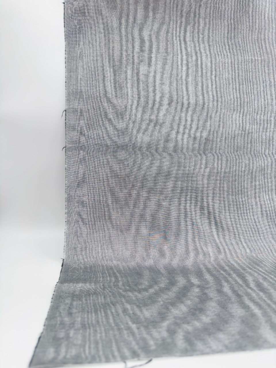 Rembourrage luxueux en soie gris argenté pour tête de lit ottoman, tissus d'intérieur pour textiles de maison : housses d'oreiller, motifs inspirés du kimono, motifs en filigrane.