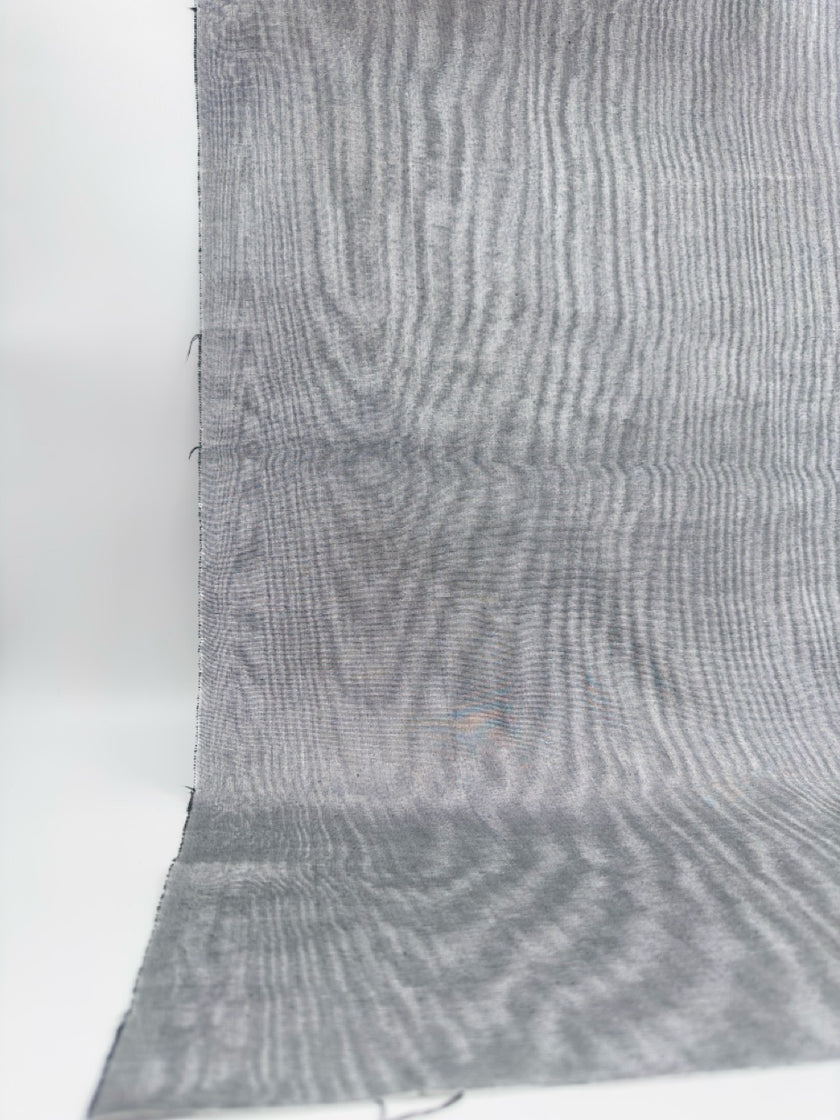 Rembourrage luxueux en soie gris argenté pour tête de lit ottoman, tissus d'intérieur pour textiles de maison : housses d'oreiller, motifs inspirés du kimono, motifs en filigrane.