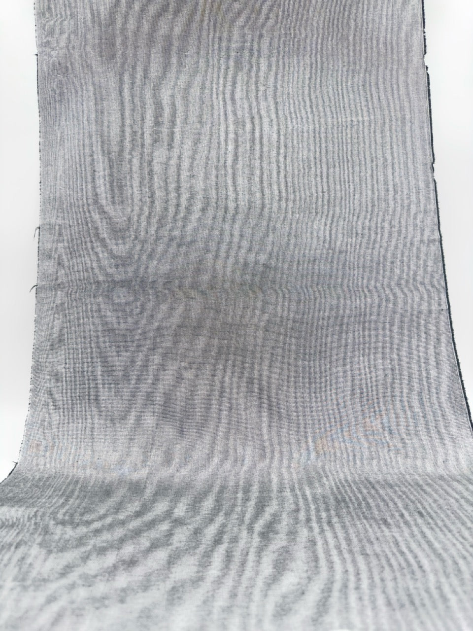 Rembourrage luxueux en soie gris argenté pour tête de lit ottoman, tissus d'intérieur pour textiles de maison : housses d'oreiller, motifs inspirés du kimono, motifs en filigrane.