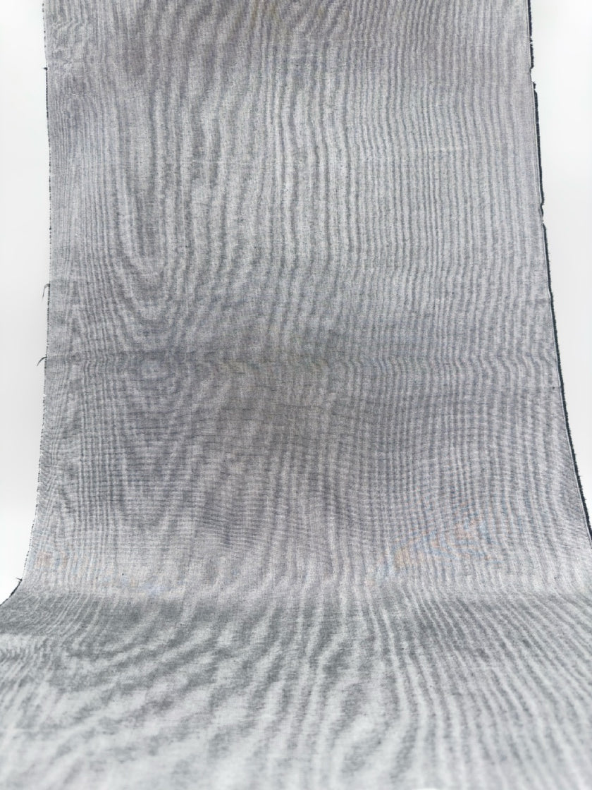 Rembourrage luxueux en soie gris argenté pour tête de lit ottoman, tissus d'intérieur pour textiles de maison : housses d'oreiller, motifs inspirés du kimono, motifs en filigrane.