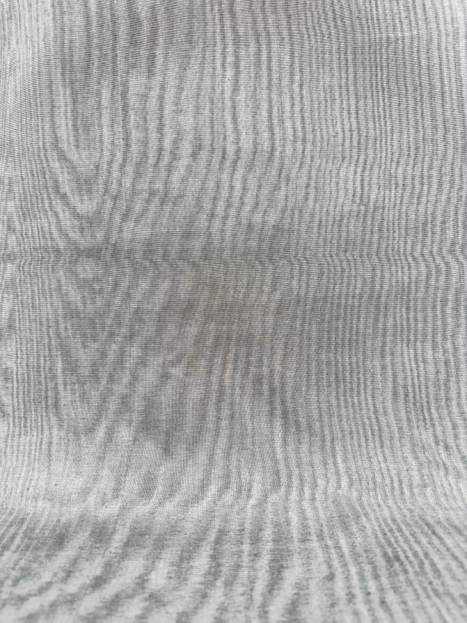 Rembourrage luxueux en soie gris argenté pour tête de lit ottoman, tissus d'intérieur pour textiles de maison : housses d'oreiller, motifs inspirés du kimono, motifs en filigrane.