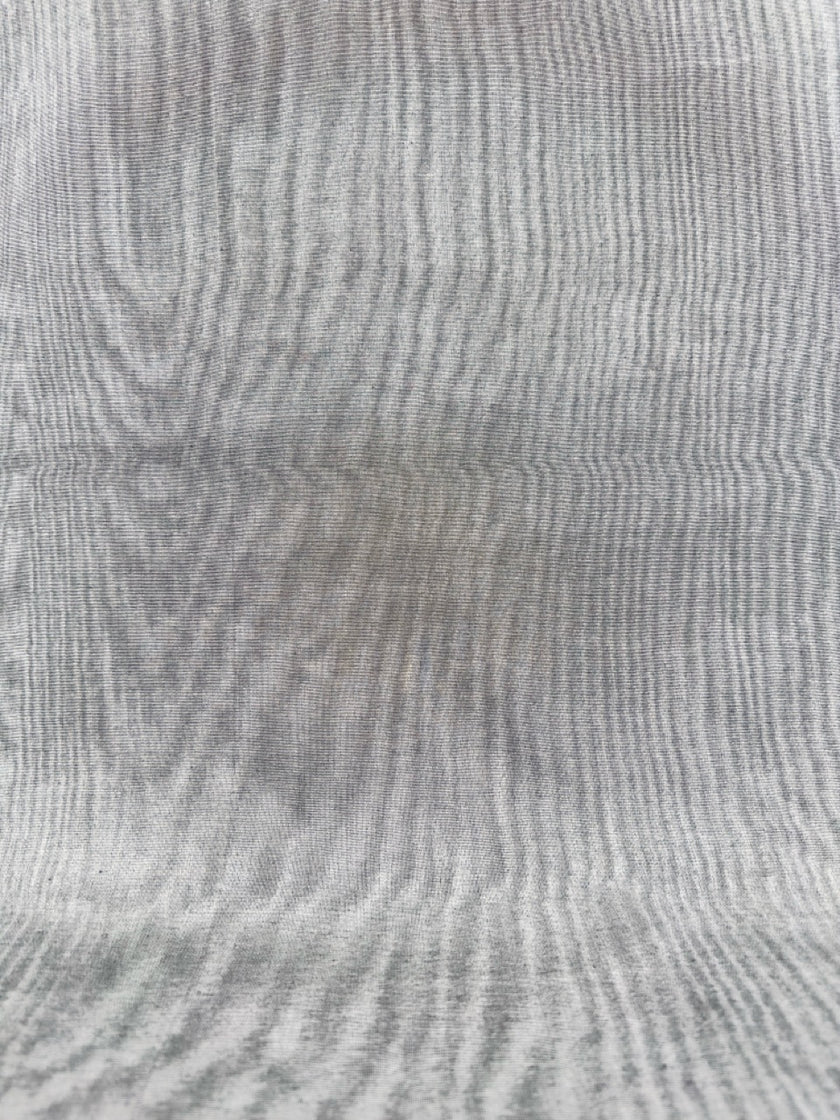 Rembourrage luxueux en soie gris argenté pour tête de lit ottoman, tissus d'intérieur pour textiles de maison : housses d'oreiller, motifs inspirés du kimono, motifs en filigrane.