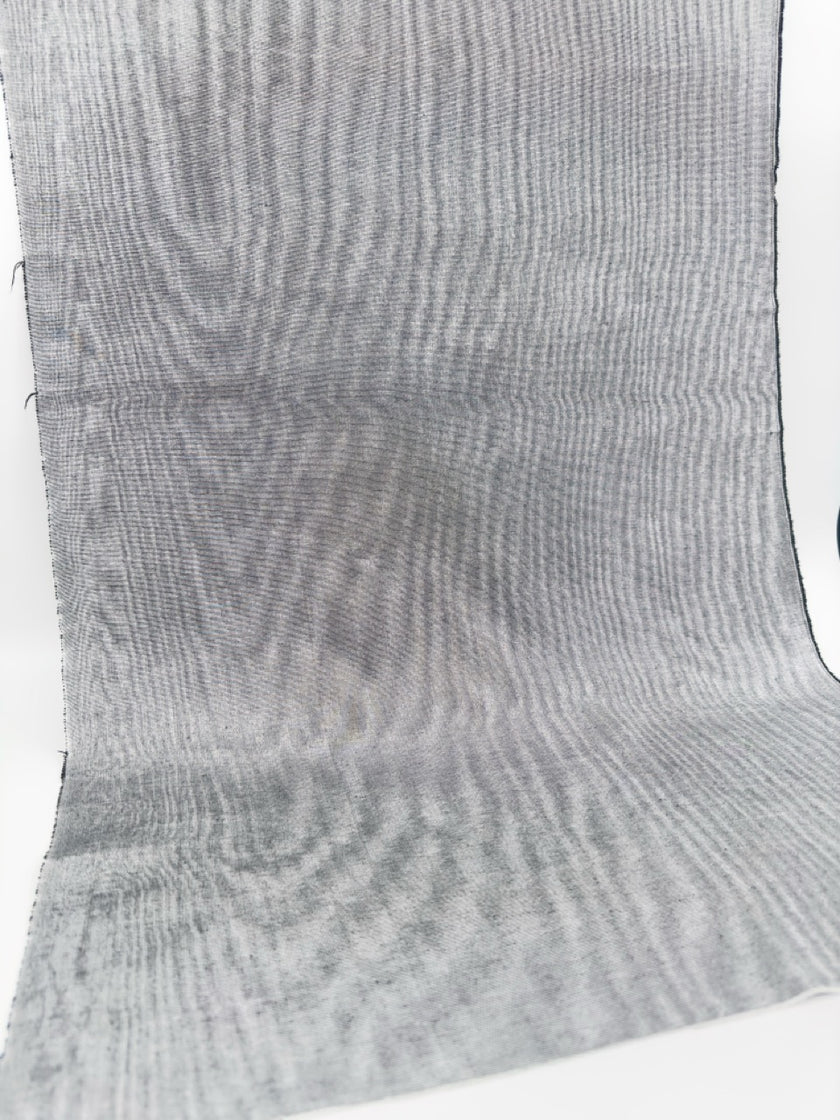 Rembourrage luxueux en soie gris argenté pour tête de lit ottoman, tissus d'intérieur pour textiles de maison : housses d'oreiller, motifs inspirés du kimono, motifs en filigrane.