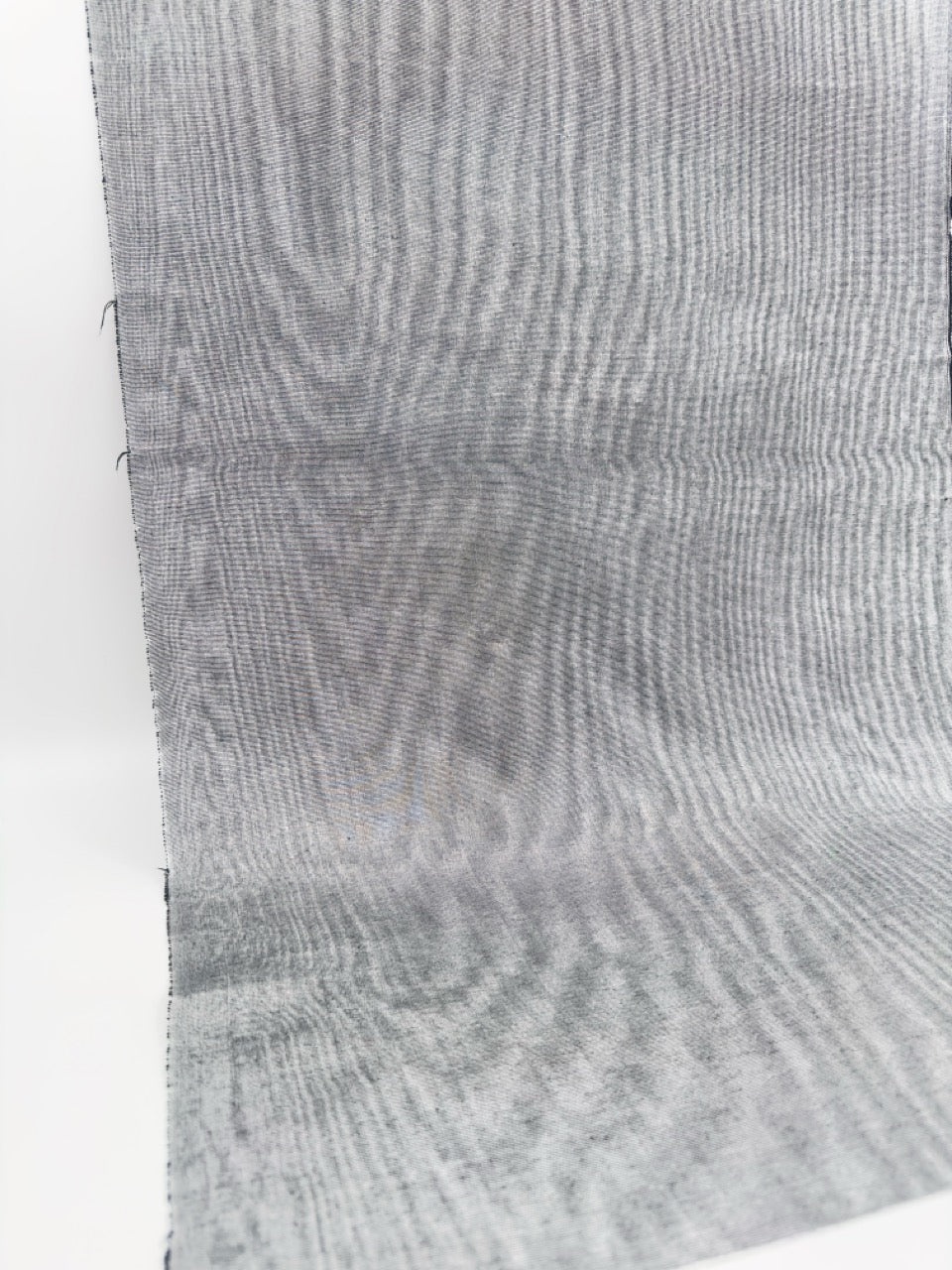 Rembourrage luxueux en soie gris argenté pour tête de lit ottoman, tissus d'intérieur pour textiles de maison : housses d'oreiller, motifs inspirés du kimono, motifs en filigrane.
