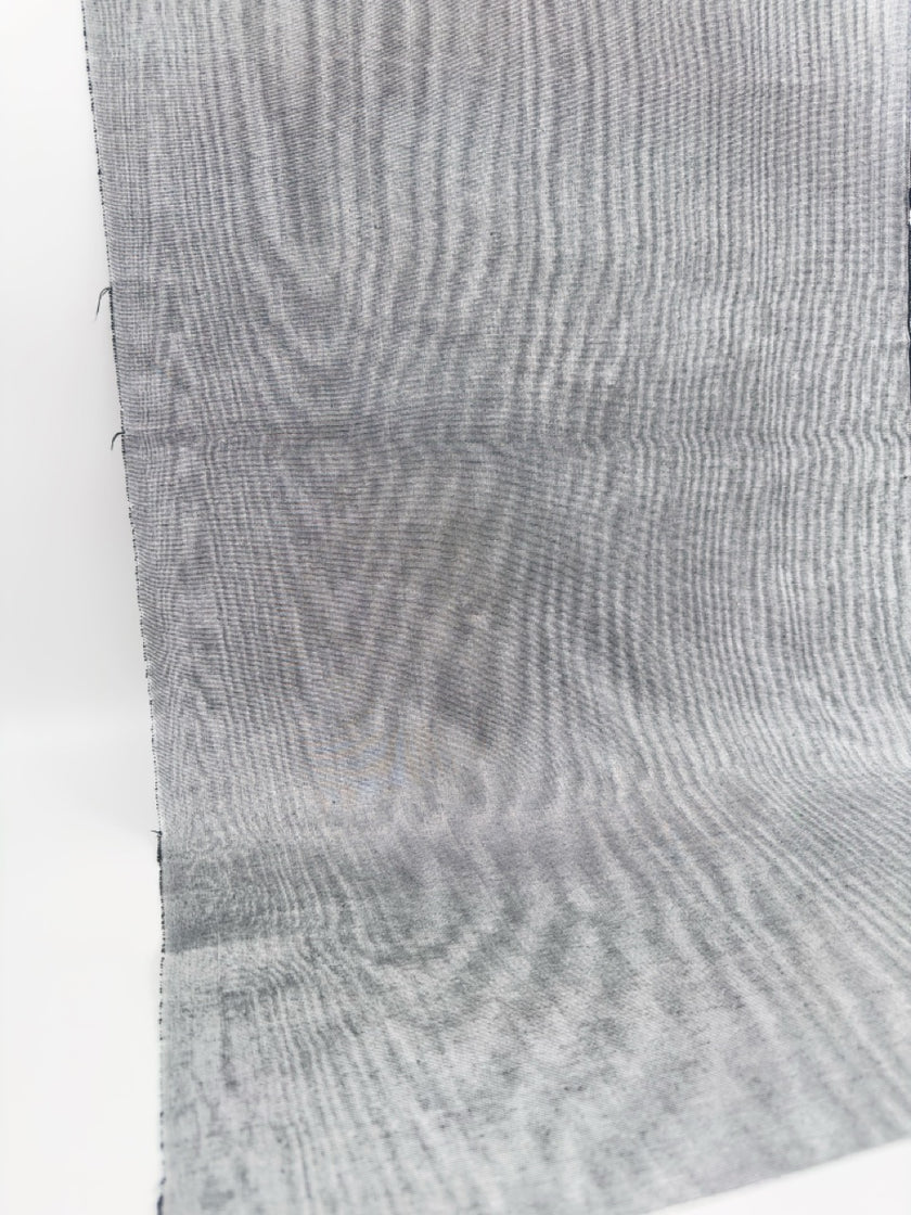 Rembourrage luxueux en soie gris argenté pour tête de lit ottoman, tissus d'intérieur pour textiles de maison : housses d'oreiller, motifs inspirés du kimono, motifs en filigrane.