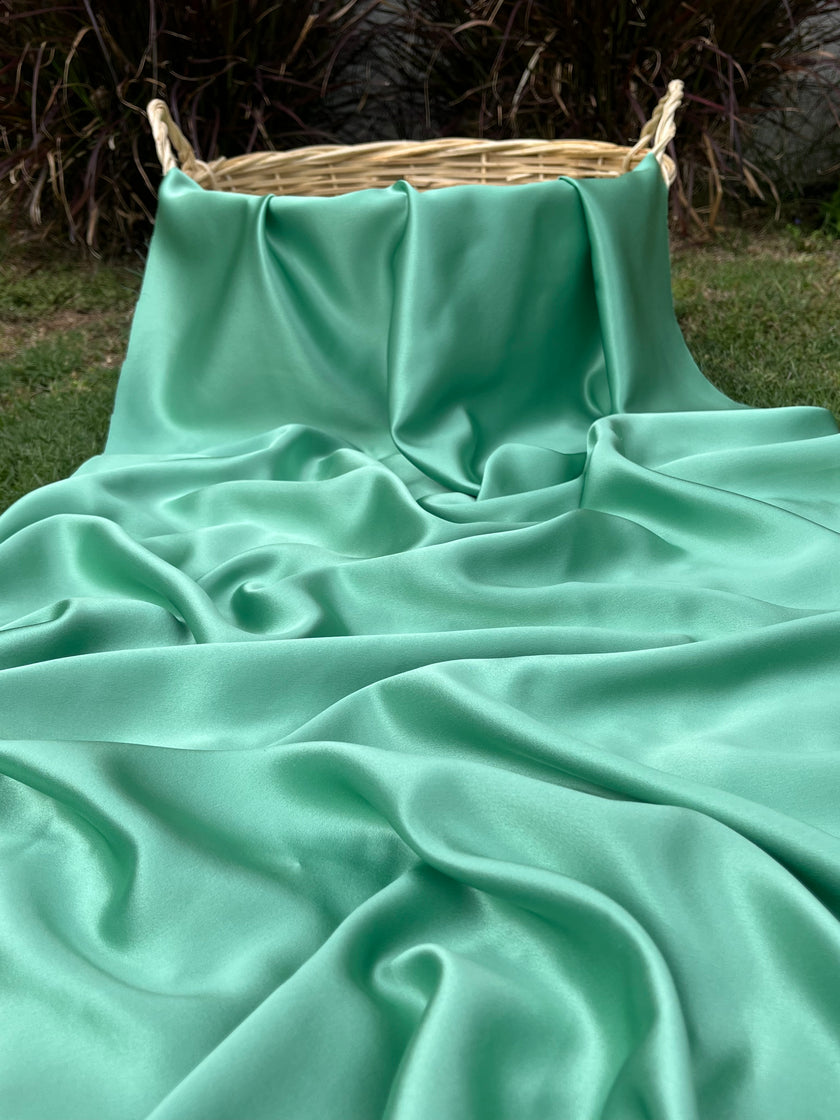 Nane Yeşili Saten Saf İpek, Metre Metre İpek, İpek Şifon, Dut İpeği, İpek Metraj, Ağır İpek, Lüks İpek Kumaş. 23 mm/ 135 cm genişlik.