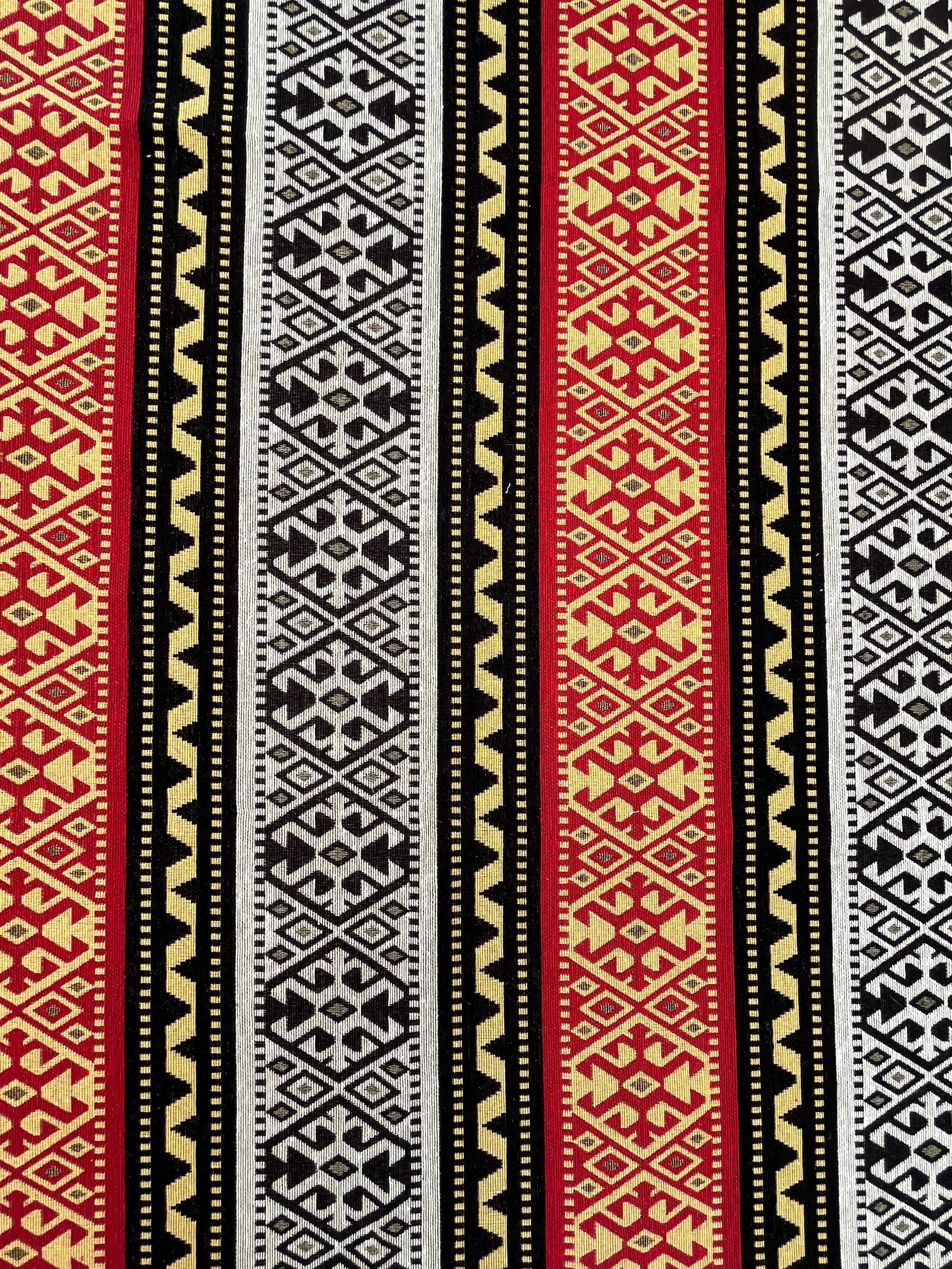 Ağır Gramajlı Kalın Jakarlı Pamuklu Kumaş Metre Başına 400/m2 - Döşemelik Geleneksel Anadolu Etnik Desenli - Döşemelik Kumaşlar. %70 Pamuk %30 Polyester - 140 cm Genişlik. Halı Dokuma. Çok Renkli Seçenekler, Sarı Mavi, Kırmızı Siyah Renk.