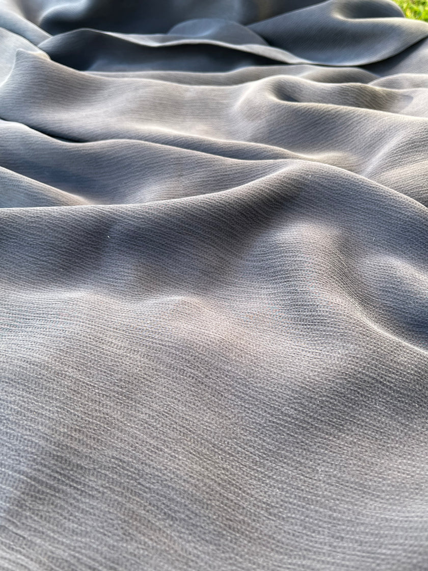 Taşlanmış Gri Kırışık Efekt Saten Saf İpek, Metre Metre İpek, İpek Şifon, Dut İpeği, İpek Metre, Ağır İpek, Lüks İpek Kumaş. 18mm/ 135 cm genişlik.
