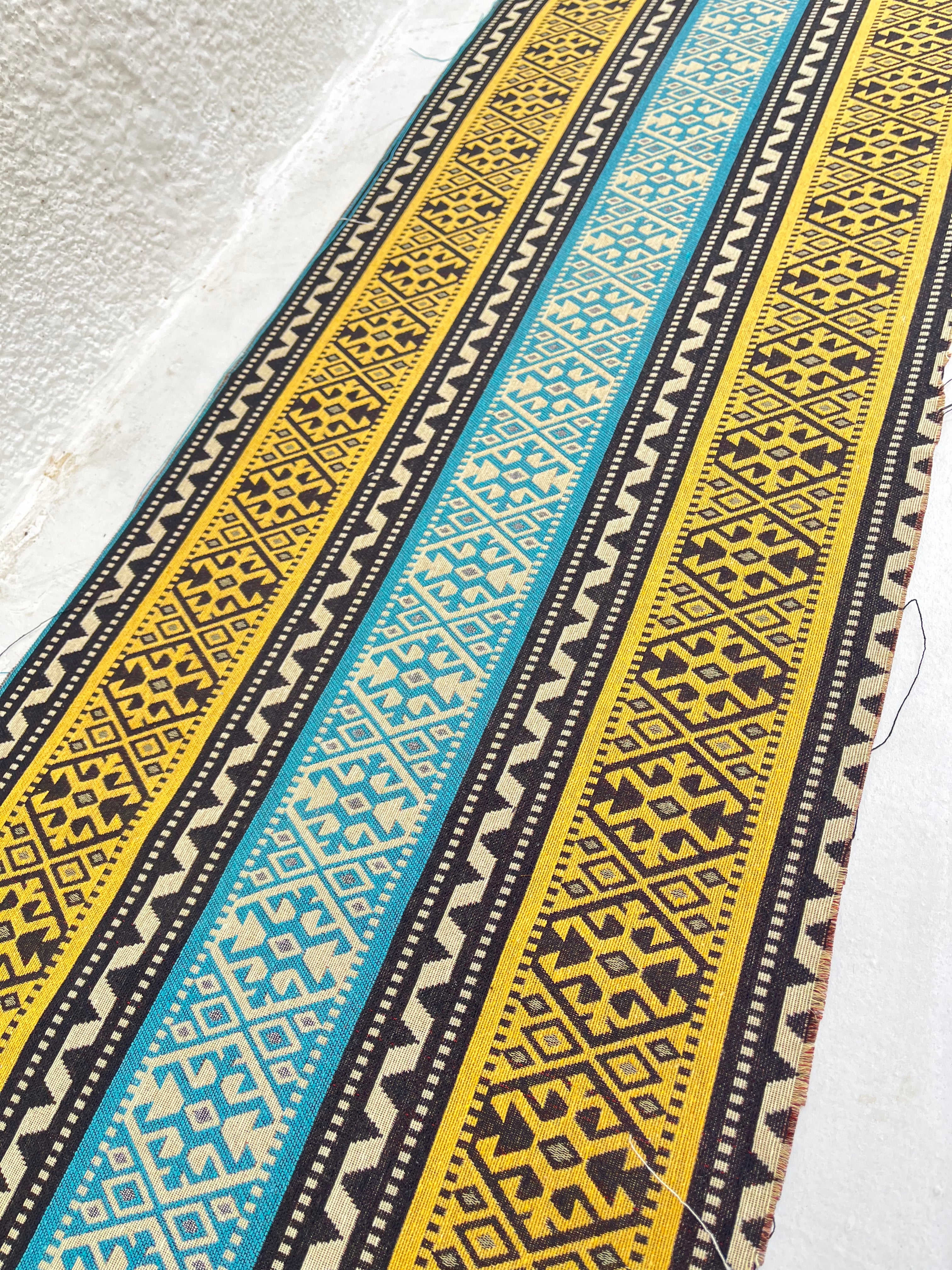 Ağır Gramajlı Kalın Jakarlı Pamuklu Kumaş Metre Başına 400/m2 - Döşemelik Geleneksel Anadolu Etnik Desenli - Döşemelik Kumaşlar. %70 Pamuk %30 Polyester - 140 cm Genişlik. Halı Dokuma. Çok Renkli Seçenekler, Sarı Mavi, Kırmızı Siyah Renk.