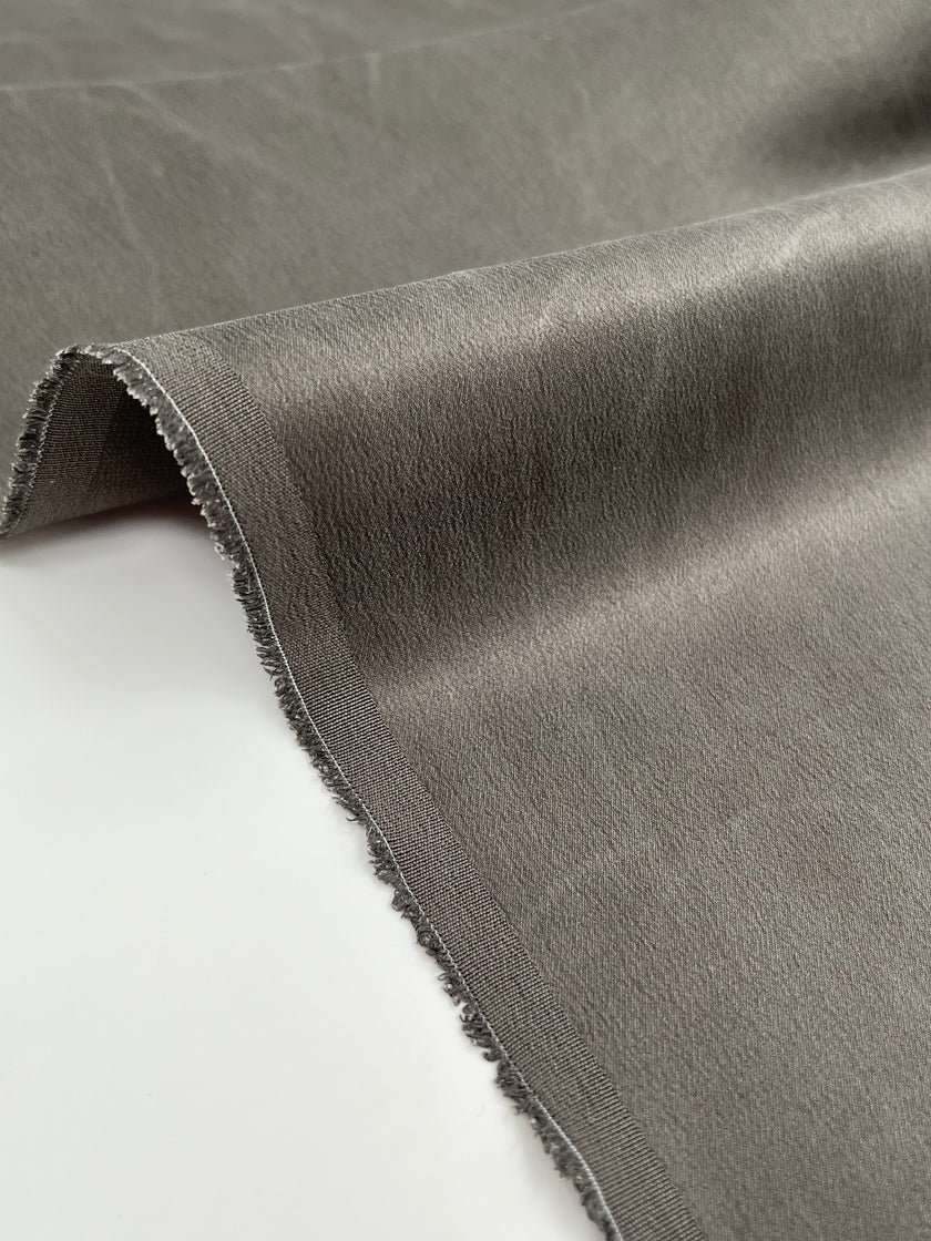 Soie pure satin gris lapidé, soie par cour, mousseline de soie, soie de mûrier, yardage de soie, soie lourde, tissu de soie de luxe. 23 mm/ 135 cm de largeur.