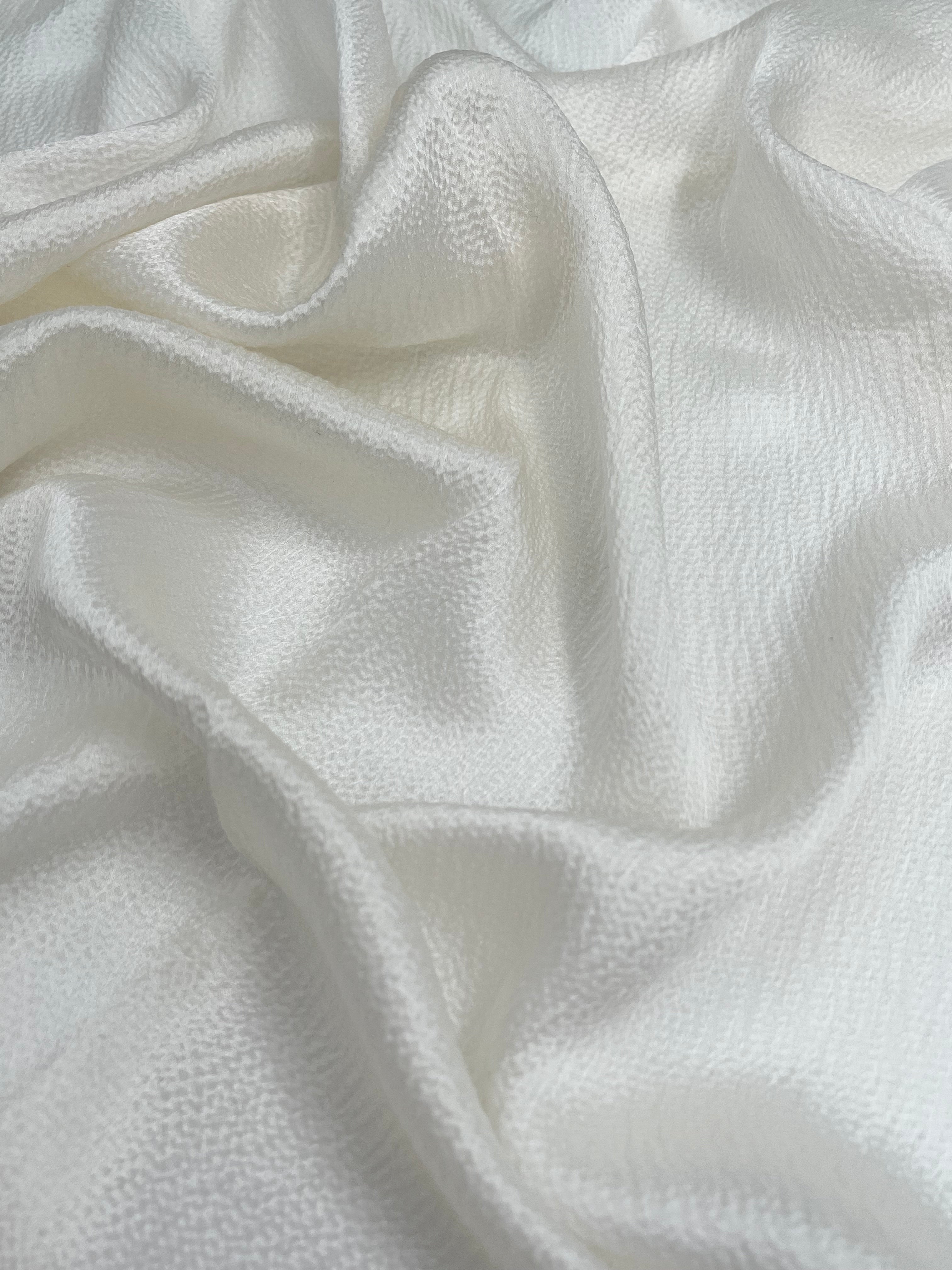 Beyaz Buruşuk Efektli Saten Saf İpek, Metre Metre İpek, İpek Şifon, Dut İpeği, İpek Metre, Ağır İpek, Lüks İpek Kumaş. 18mm/ 135 cm genişlik.