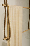 Tissu froissé extensible en coton texturé neutre : qualité unique pour les jupes d'été kimono, tenues pour nouveau-nés | Options extensibles, tissées à la main.