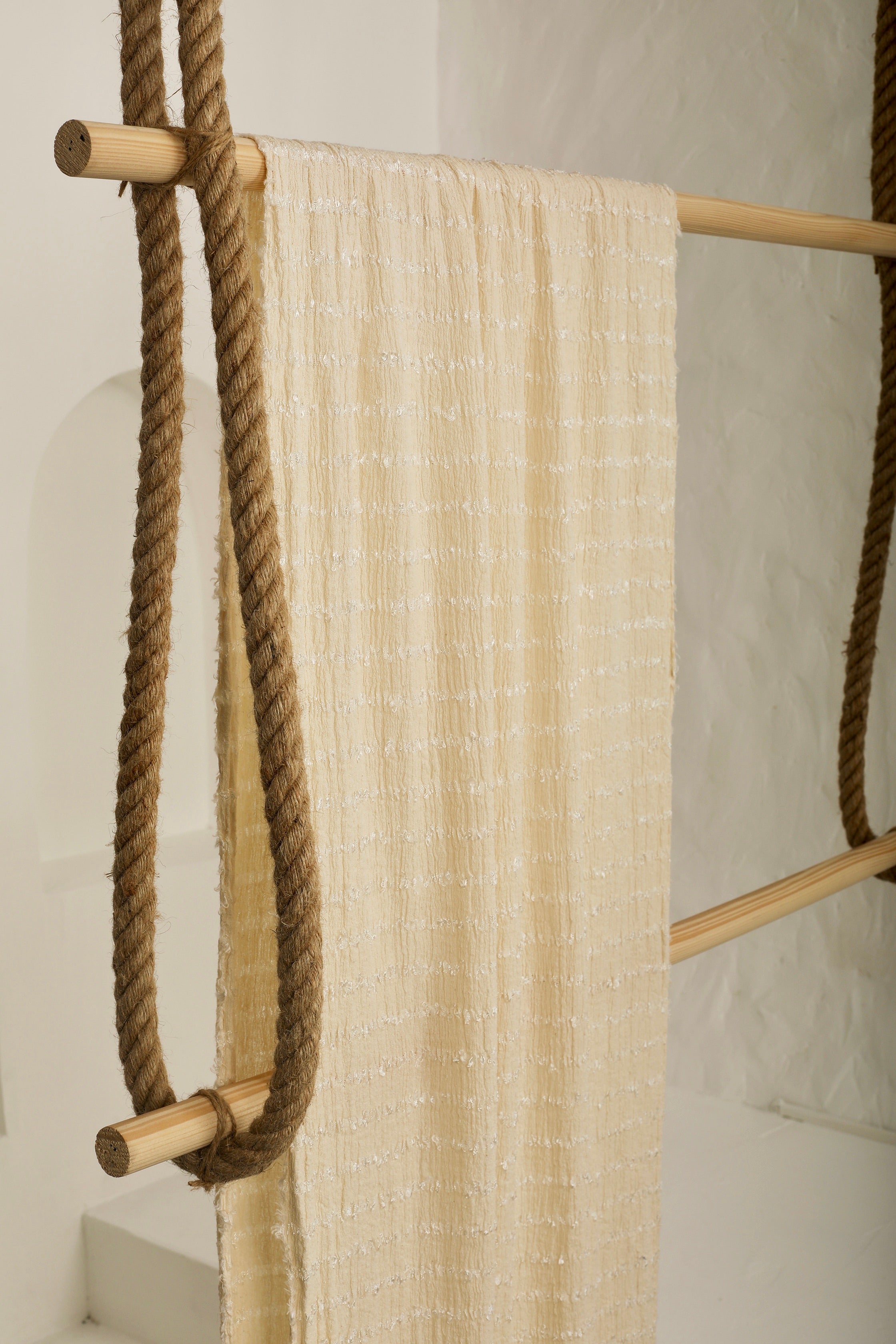 Tissu froissé extensible en coton texturé neutre : qualité unique pour les jupes d'été kimono, tenues pour nouveau-nés | Options extensibles, tissées à la main.