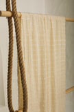 Tissu froissé extensible en coton texturé neutre : qualité unique pour les jupes d'été kimono, tenues pour nouveau-nés | Options extensibles, tissées à la main.