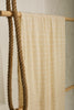Tissu froissé extensible en coton texturé neutre : qualité unique pour les jupes d'été kimono, tenues pour nouveau-nés | Options extensibles, tissées à la main.