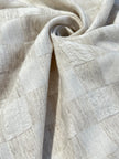 Tissu de gaze froissé de couleur ivoire neutre non blanchi, tissu Sile. Tissu Sile.