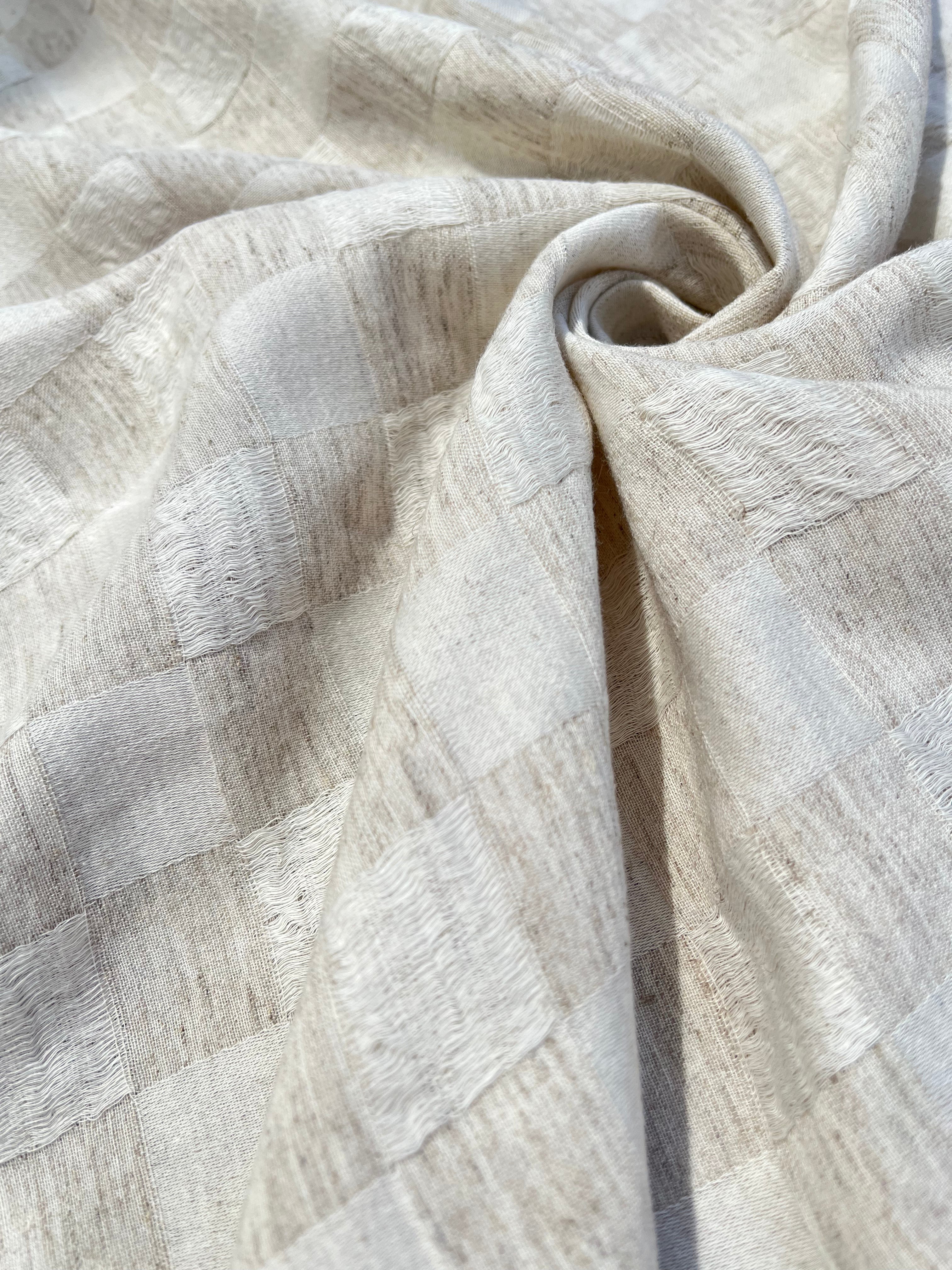 Tissu de gaze froissé de couleur ivoire neutre non blanchi, tissu Sile. Tissu Sile.