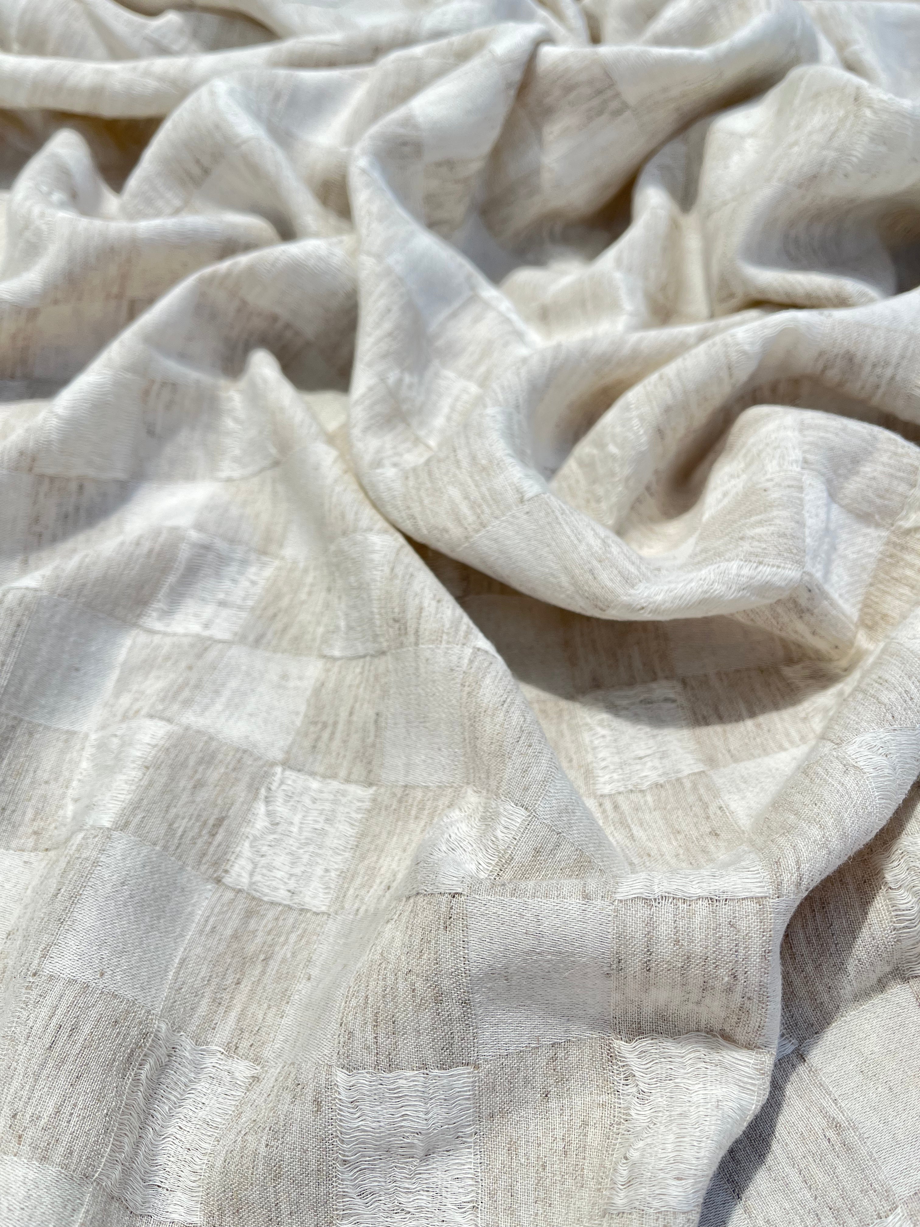 Tissu de gaze froissé de couleur ivoire neutre non blanchi, tissu Sile. Tissu Sile.