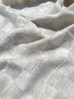 Tissu de gaze froissé de couleur ivoire neutre non blanchi, tissu Sile. Tissu Sile.