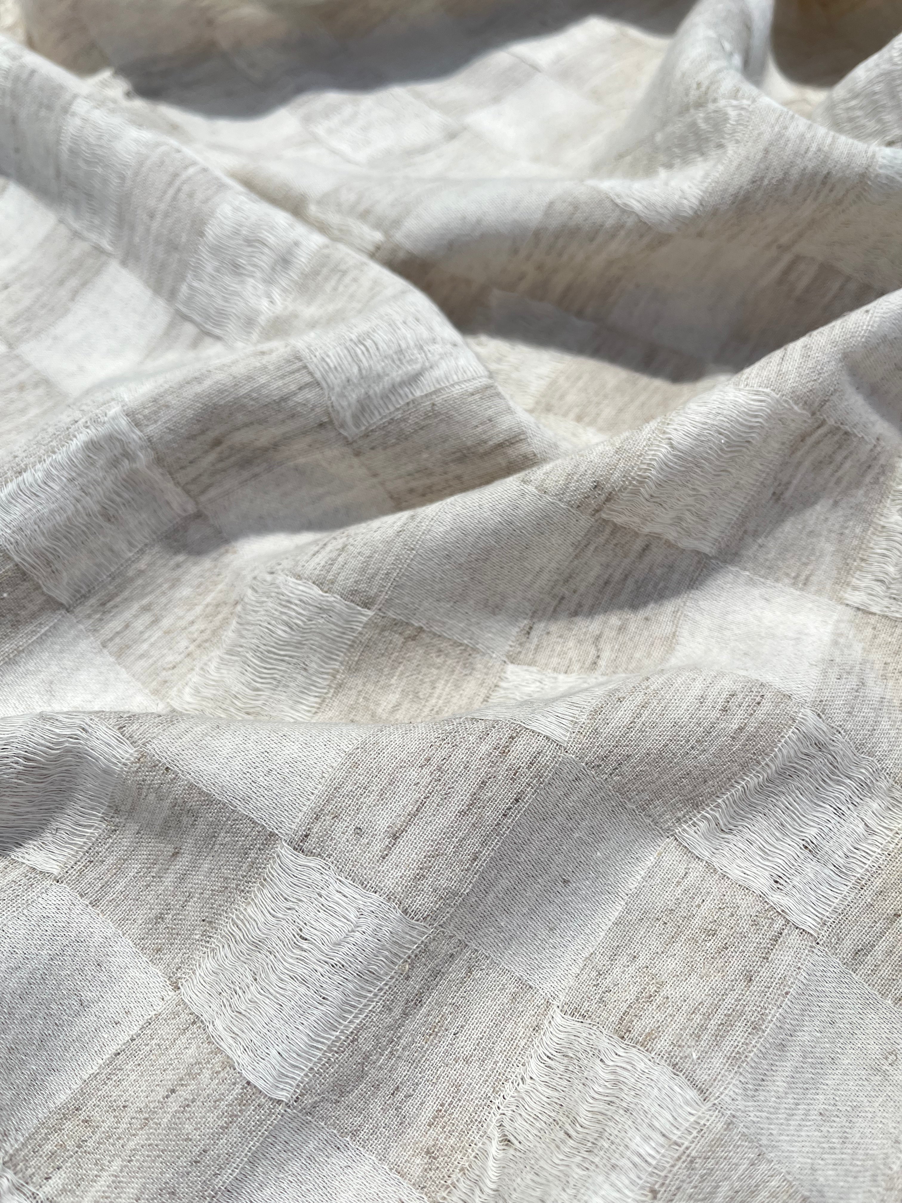 Tissu de gaze froissé de couleur ivoire neutre non blanchi, tissu Sile. Tissu Sile.