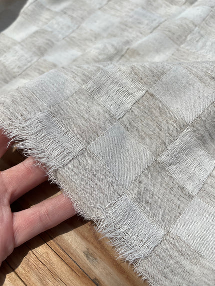 Tissu de gaze froissé de couleur ivoire neutre non blanchi, tissu Sile. Tissu Sile.