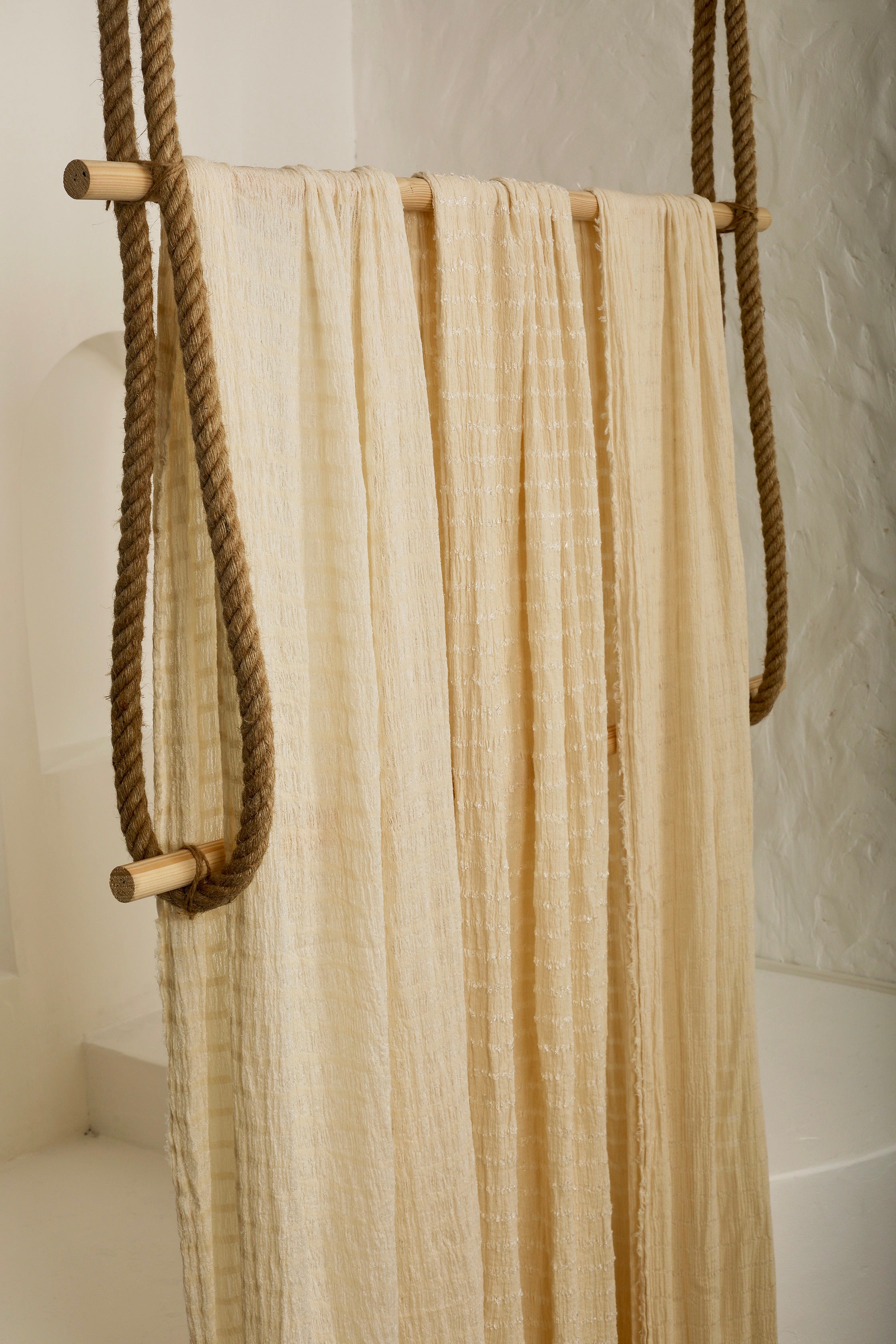 Tissu froissé extensible en coton texturé neutre : qualité unique pour les jupes d'été kimono, tenues pour nouveau-nés | Options extensibles, tissées à la main.