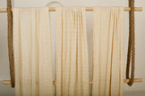 Tissu froissé extensible en coton texturé neutre : qualité unique pour les jupes d'été kimono, tenues pour nouveau-nés | Options extensibles, tissées à la main.