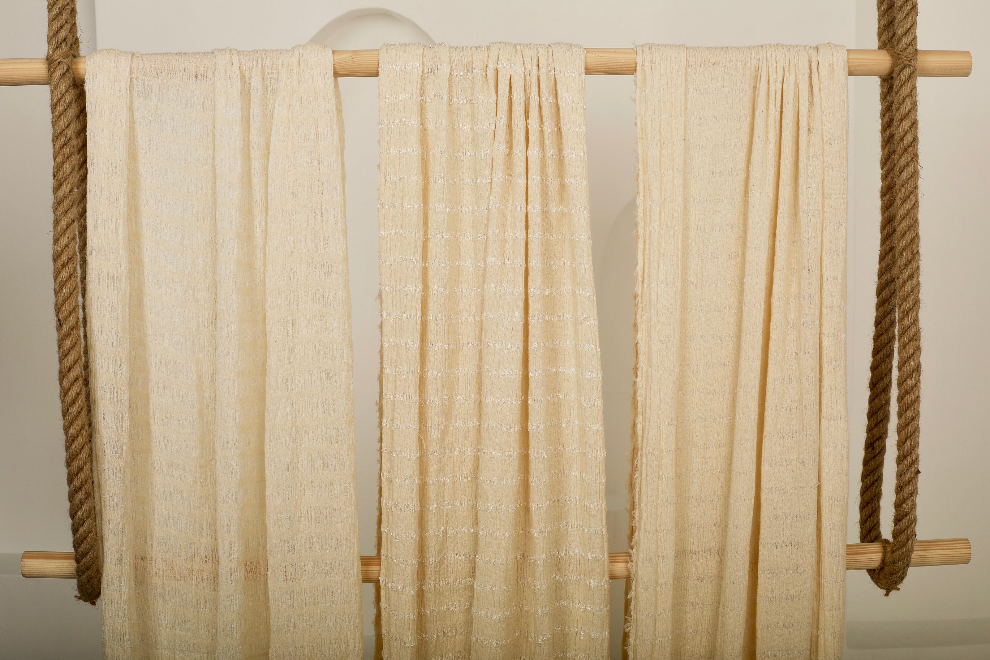 Tissu froissé extensible en coton texturé neutre : qualité unique pour les jupes d'été kimono, tenues pour nouveau-nés | Options extensibles, tissées à la main.