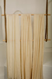 Tissu froissé extensible en coton texturé neutre : qualité unique pour les jupes d'été kimono, tenues pour nouveau-nés | Options extensibles, tissées à la main.