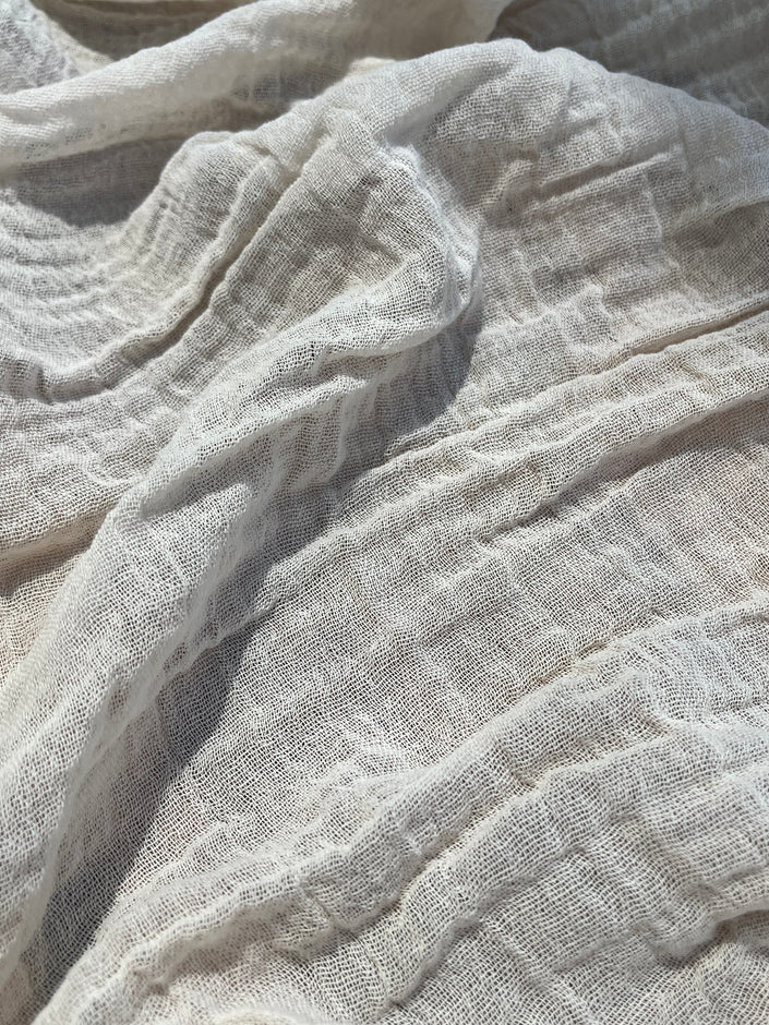 Tissu de gaze froissé de couleur ivoire neutre non blanchi, tissu Sile. Tissu Sile.