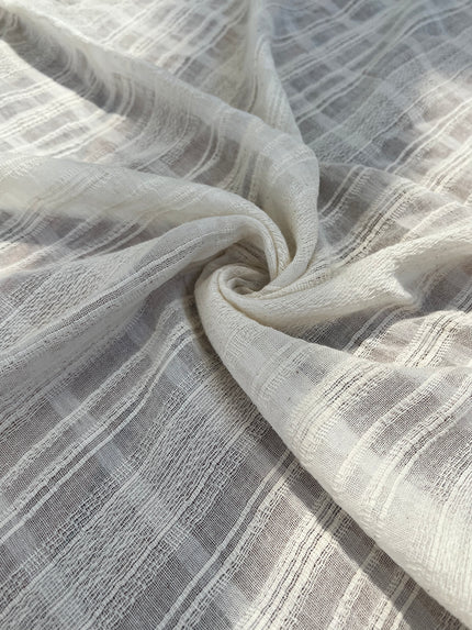 Tissu de gaze froissé de couleur ivoire neutre non blanchi, tissu Sile. Tissu Sile.