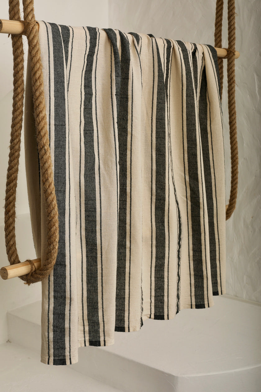 Tissu naturel en gaze de coton à rayures noires.