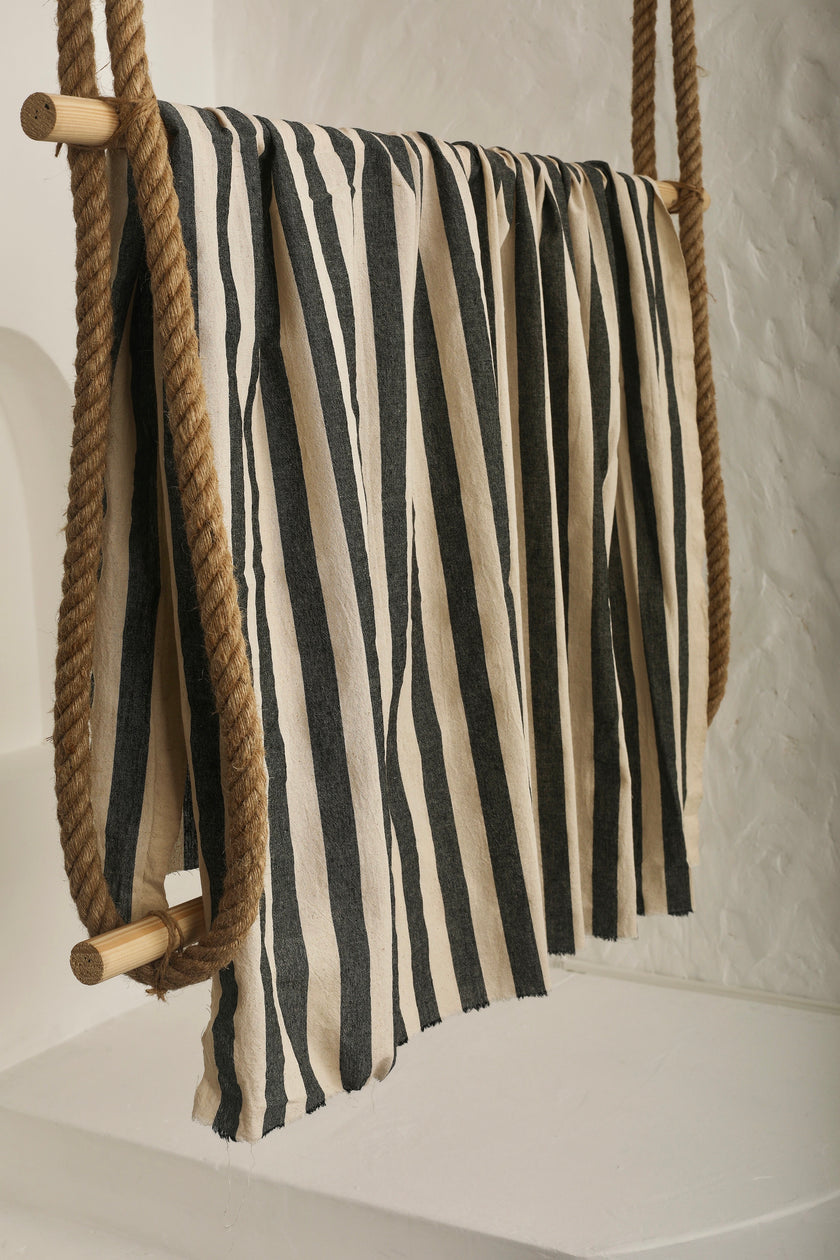 Tissu naturel en gaze de coton à rayures noires.